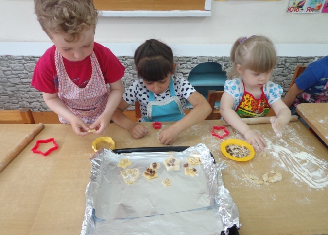 дети готовят печенье из песочного теста
