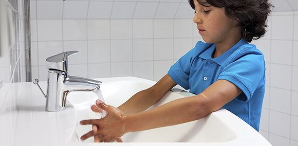 ребенок моет руки перед готовкой