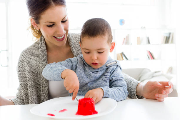 ребенок готовит желе с мамой